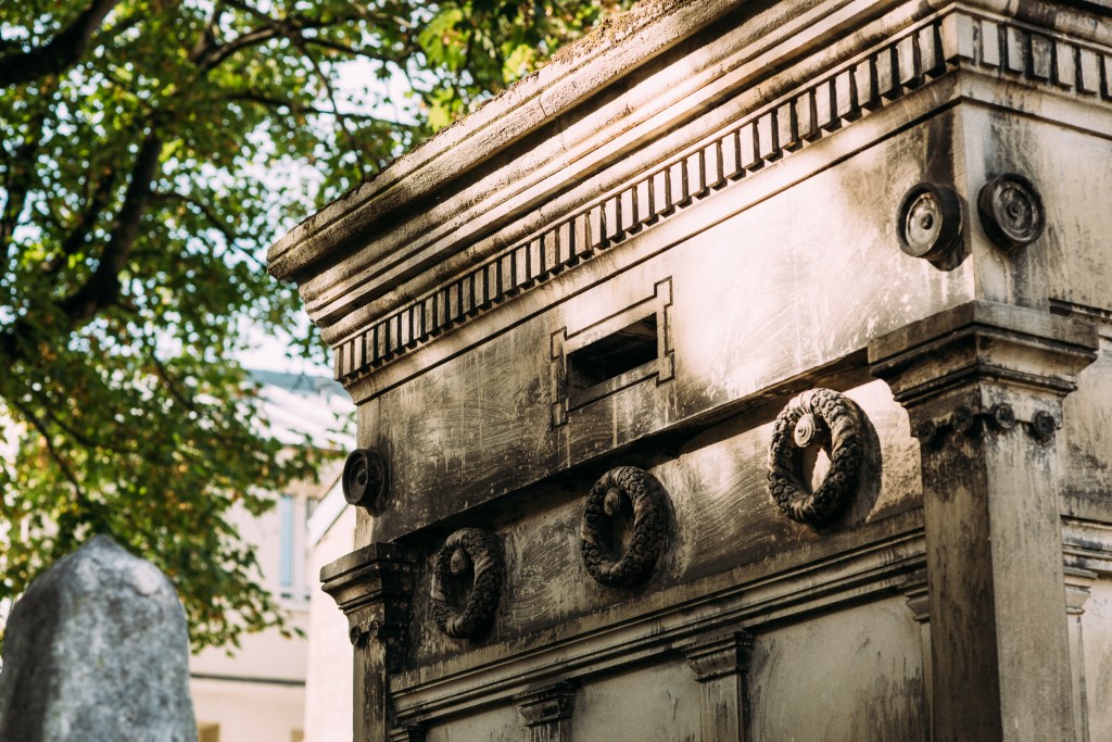 An even closer look at the secret cemetery in Montmartre (the smallest