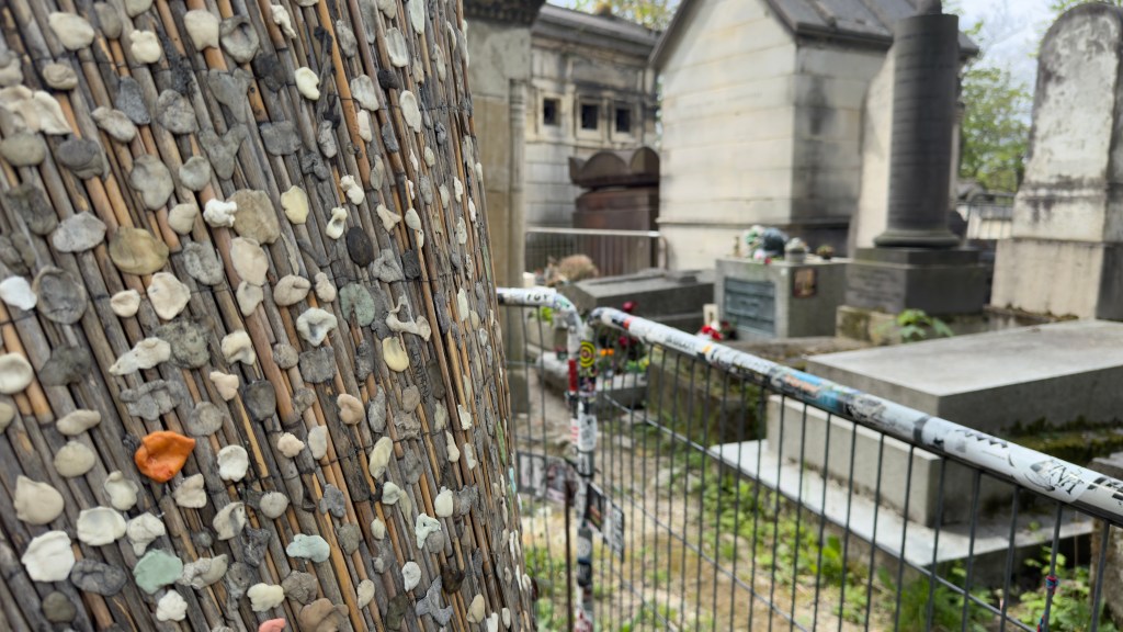 Why do Parisians leave unusual objects at gravestones? - The